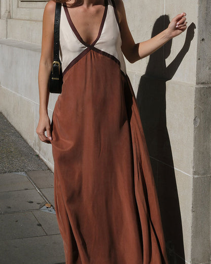Amelia - Stylish V-neck Dress with Contrasting Colors