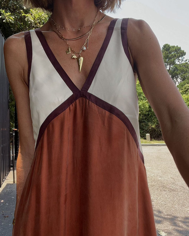 Amelia - Stylish V-neck Dress with Contrasting Colors